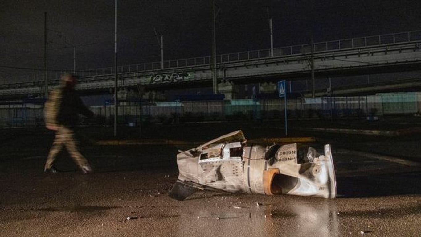 Die Überreste einer russischen Rakete in Kiew.