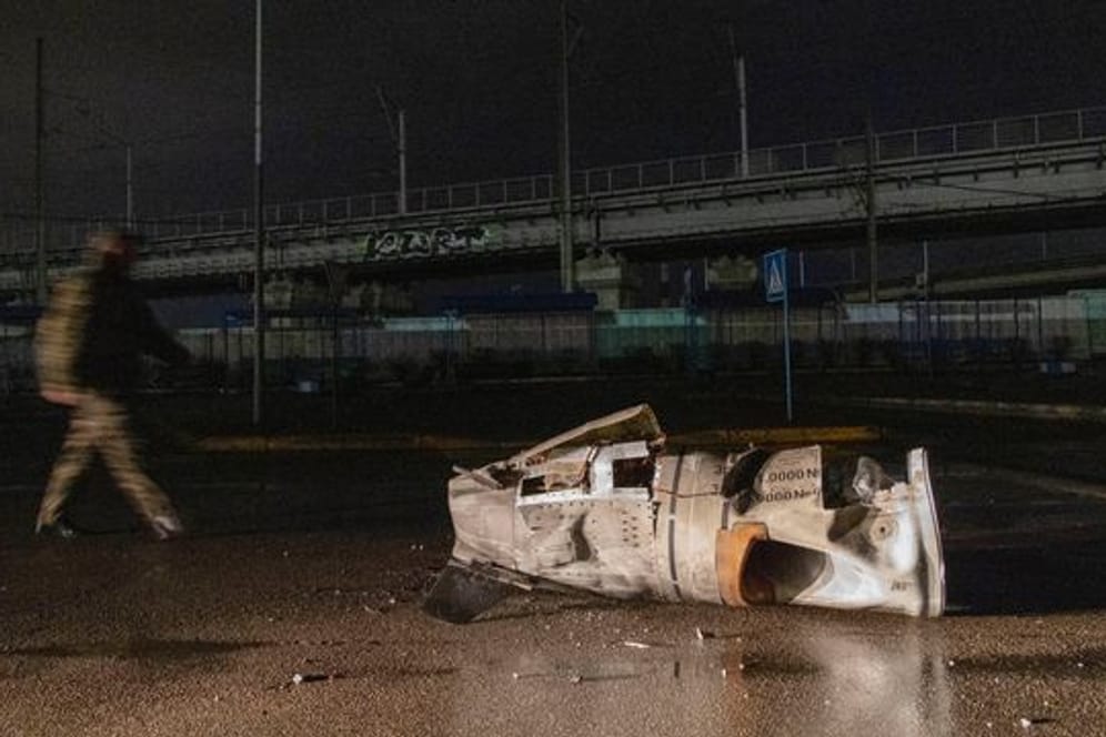 Die Überreste einer russischen Rakete in Kiew.