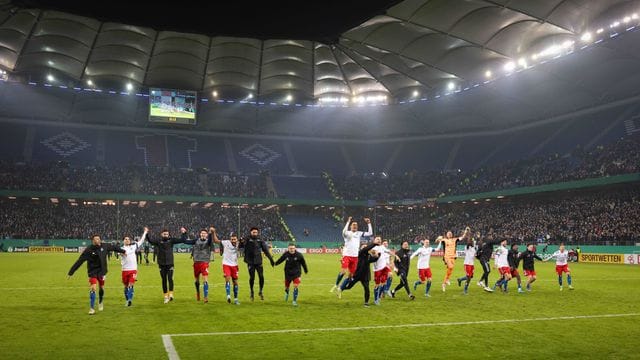Die Hamburger Spieler feiern den Halbfinaleinzug.