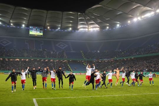 Die Hamburger Spieler feiern den Halbfinaleinzug.
