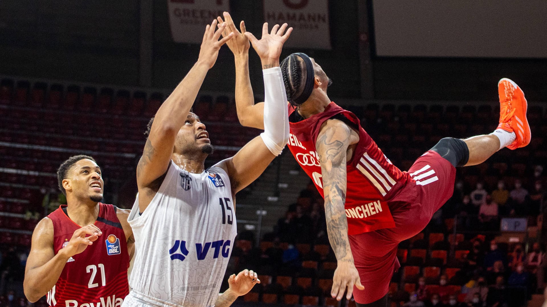 Nick Weiler-Babb: Der Bayern-Basketballer (re.) kurz vor seinem unheilvollen Sturz auf den Hallenboden.