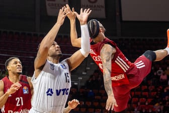 Nick Weiler-Babb: Der Bayern-Basketballer (re.) kurz vor seinem unheilvollen Sturz auf den Hallenboden.