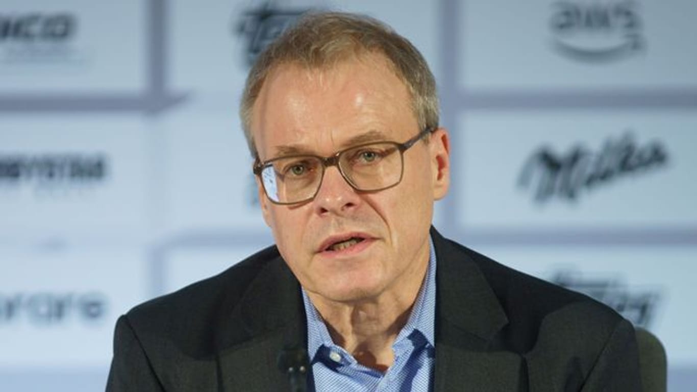 Der Ex-Schalke-Finanzchef Peter Peters kritisiert rückblickend den Deal mit dem russischen Sponsor Gazprom.