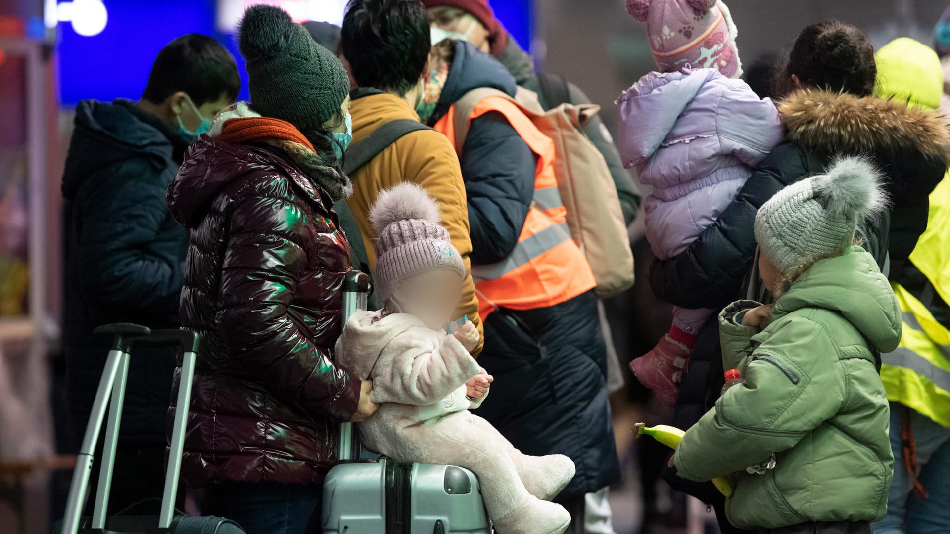 Geflüchtete aus dem ukrainischen Kriegsgebiet warten im Hauptbahnhof Berlin: Freiwillige helfen ihnen mit erster Verpflegung aus. Geflüchtete aus dem ukrainischen Kriegsgebiet warten im Hauptbahnhof Berlin: Freiwillige helfen ihnen mit erster Verpflegung aus.