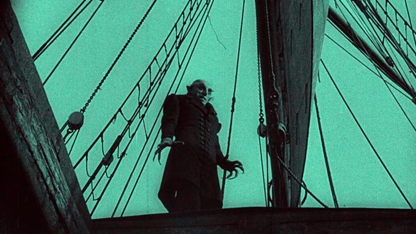 Graf Orlok (Max Schreck) kommt in Wisborg an; mit ihm auf dem Schiff die pestbringenden Ratten.
