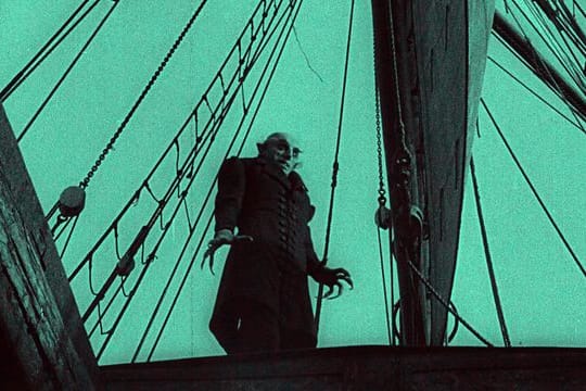 Graf Orlok (Max Schreck) kommt in Wisborg an; mit ihm auf dem Schiff die pestbringenden Ratten.