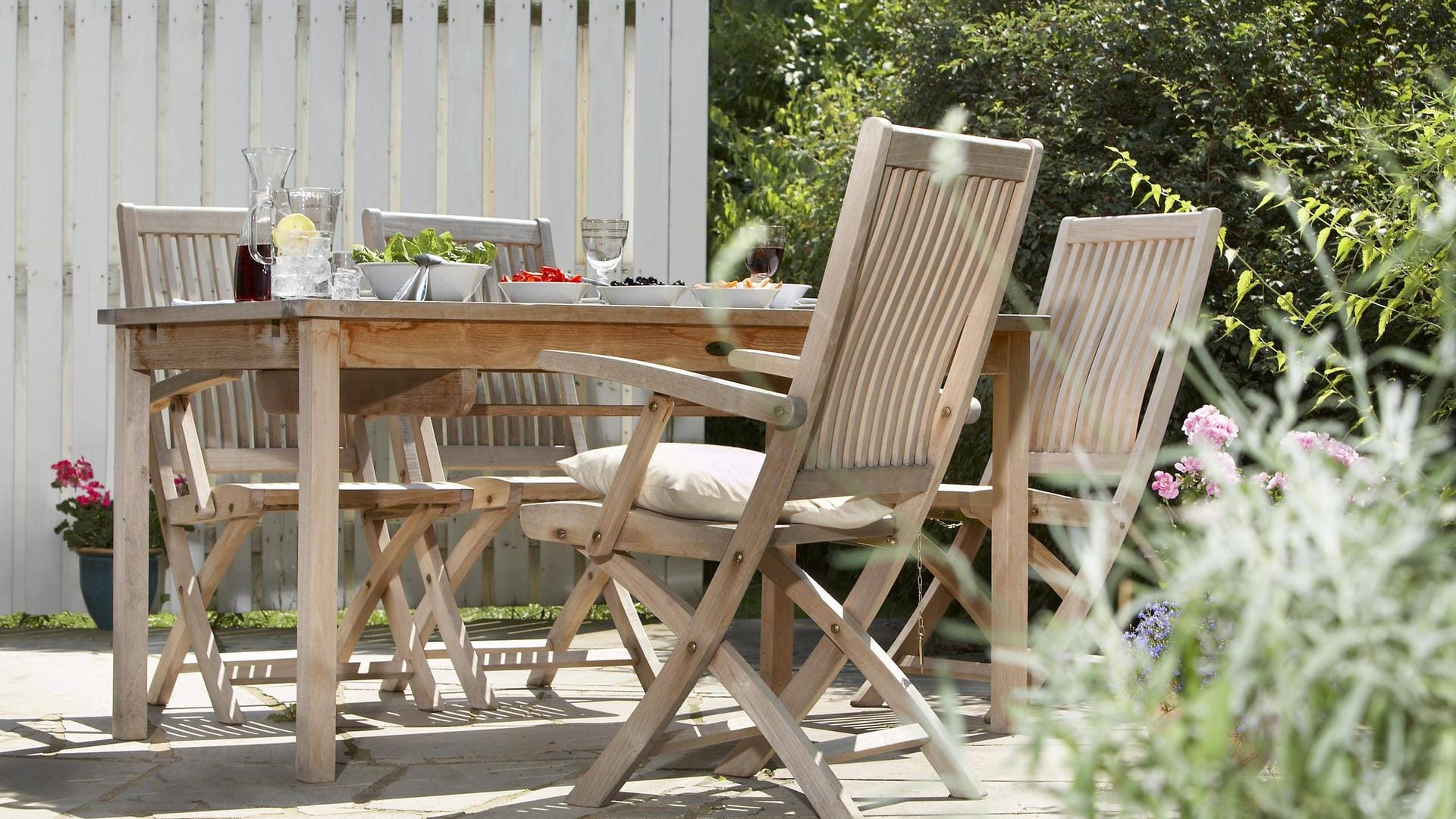 Gartenmöbel: Teak nimmt mit der Zeit eine silbergraue Farbe an. Vielen gefällt der "shabby Look".