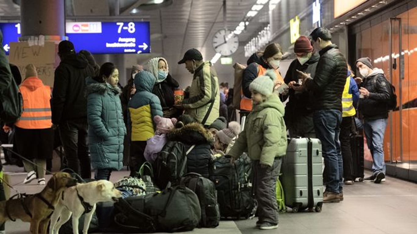 Flüchtlinge aus dem ukrainischen Kriegsgebiet warten im Hauptbahnhof Berlin.