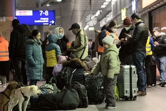 Flüchtlinge aus dem ukrainischen Kriegsgebiet warten im Hauptbahnhof Berlin.