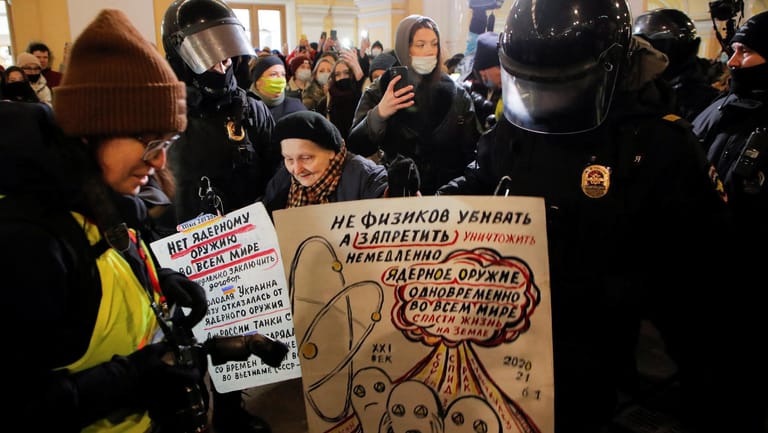 Anti-war protest against Russian invasion of Ukraine, in Saint Petersburg