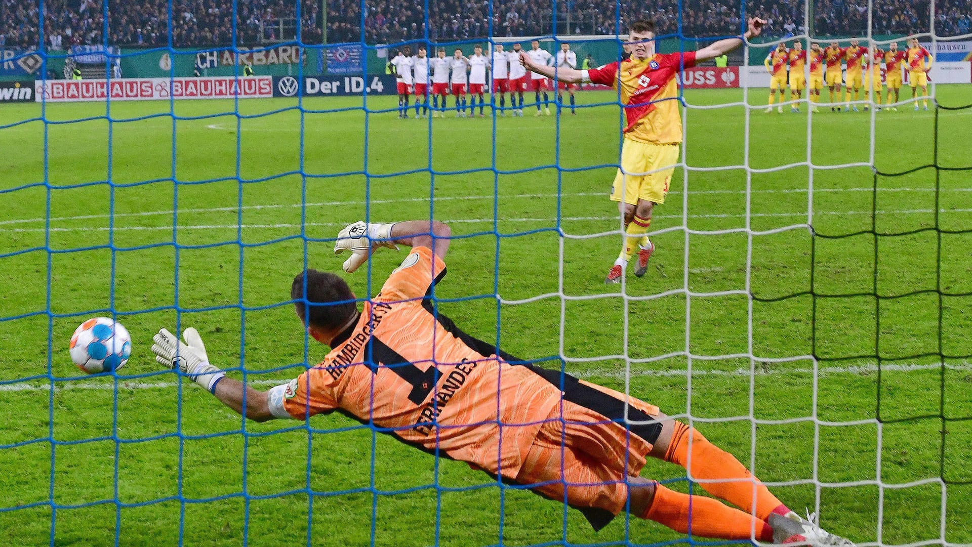 Daniel Heuer Fernandes bei einem Elfmeter: 25.000 Zuschauer konnten das Spiel im Stadion verfolgen.
