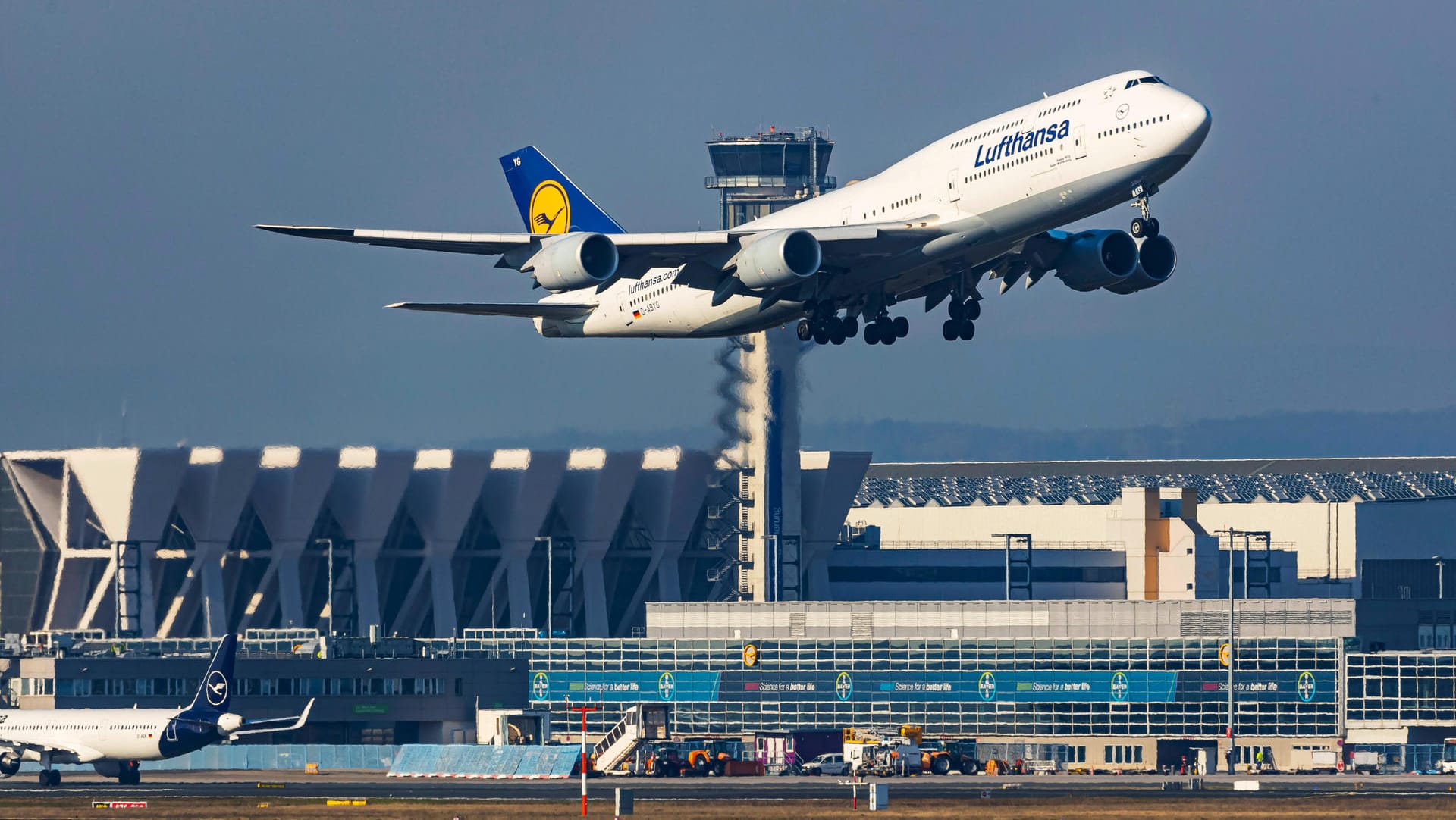 Eine Lufthansa-Maschine am Frankfurter Flughafen (Symbolbild): Lufthansa-Passagiere müssen am Mittwoch mit Einschränkungen rechnen.