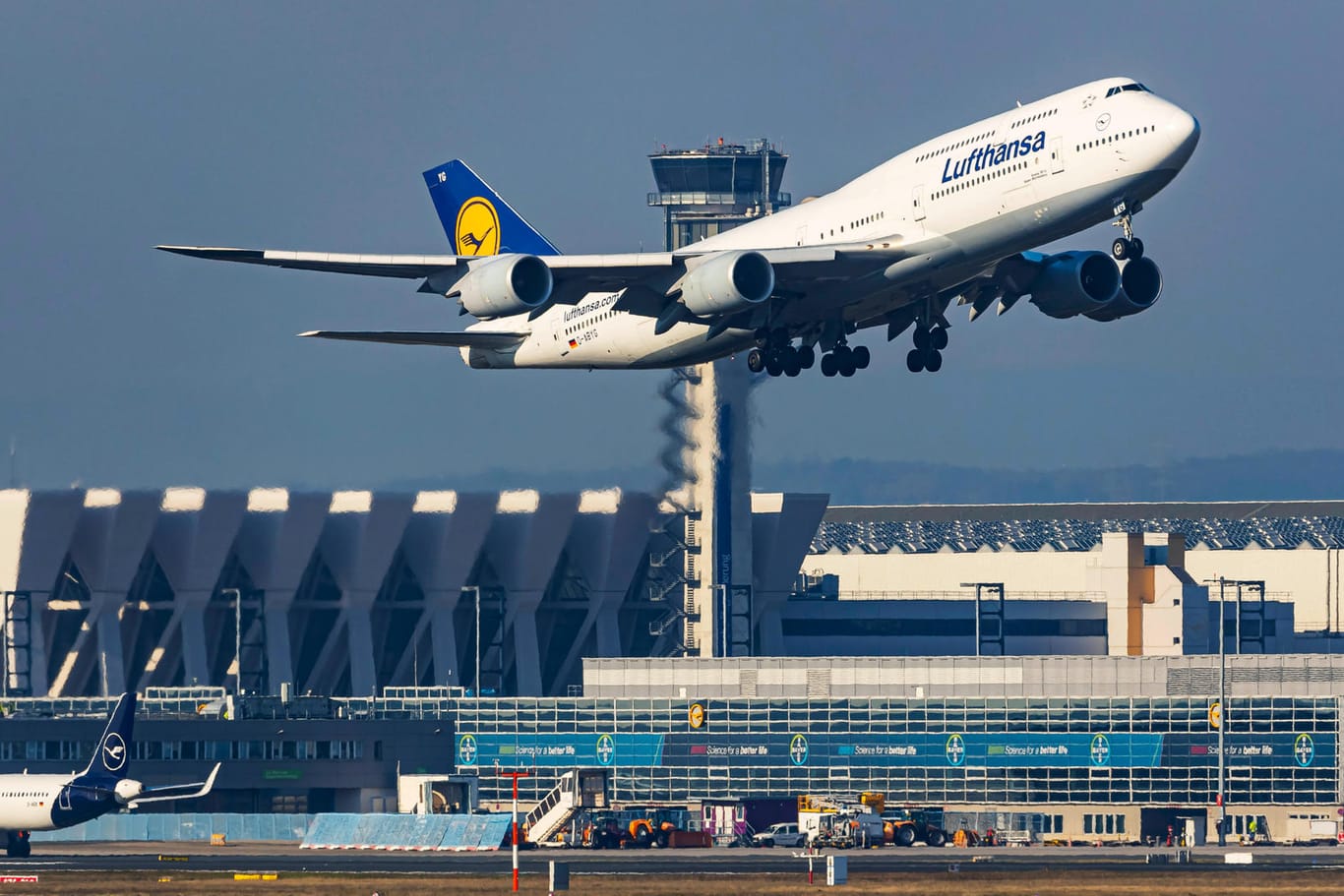 Eine Lufthansa-Maschine am Frankfurter Flughafen (Symbolbild): Lufthansa-Passagiere müssen am Mittwoch mit Einschränkungen rechnen.