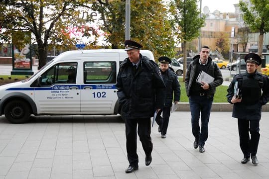 Polizisten vor der Radiostation Echo Moskvy im Jahr 2017.