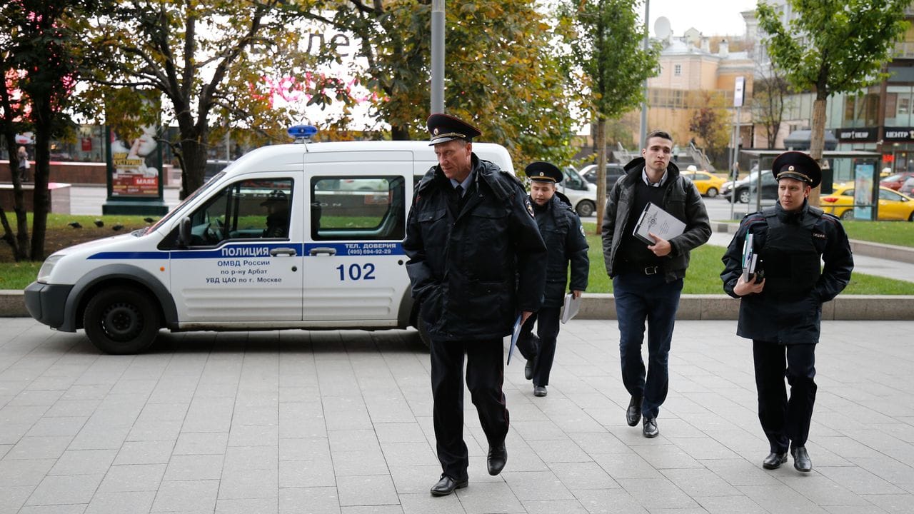 Polizisten vor der Radiostation Echo Moskvy im Jahr 2017. Polizisten vor der Radiostation Echo Moskvy im Jahr 2017.