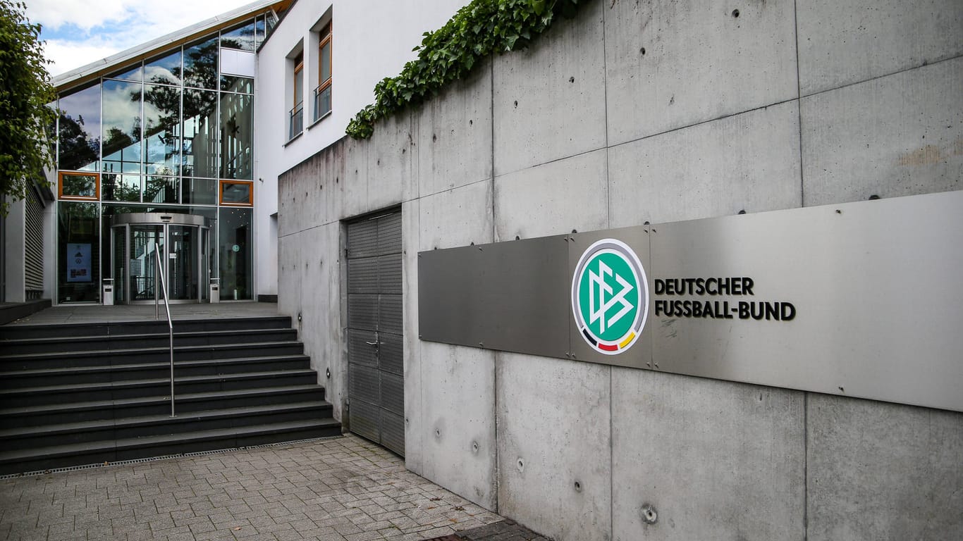 Der Eingang der Hauptzentrale des Deutschen Fußball-Bundes: die Staatsanwaltschaft Frankfurt ermittelt wegen des Verdachts auf Untreue.