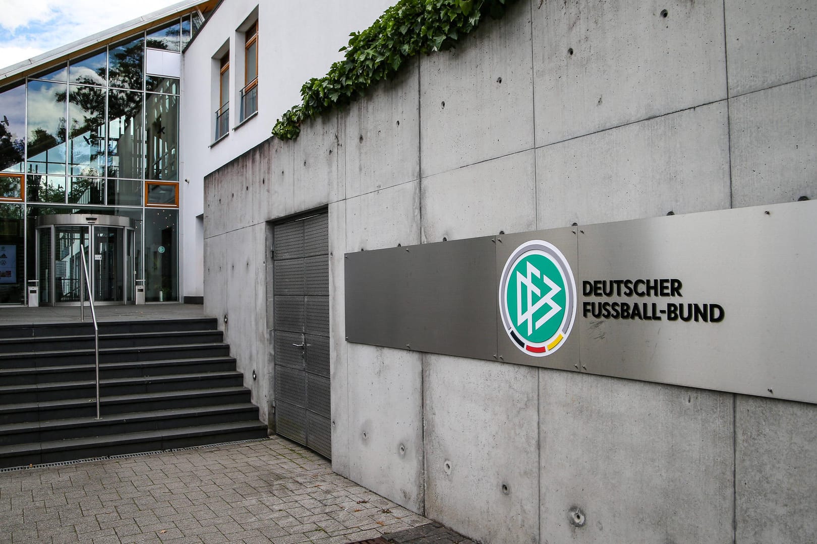 Der Eingang der Hauptzentrale des Deutschen Fußball-Bundes: die Staatsanwaltschaft Frankfurt ermittelt wegen des Verdachts auf Untreue.