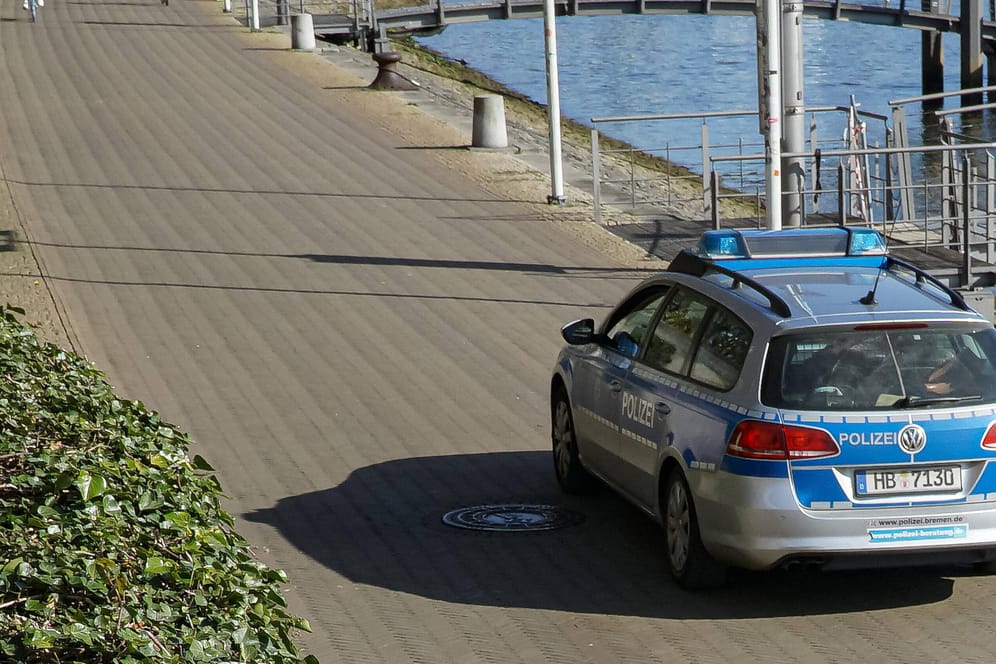 Ein Streifenwagen der Bremer Polizei am Wasser (Archivbild): Seit dem 4. Februar fehlte von der jungen Mutter jede Spur.