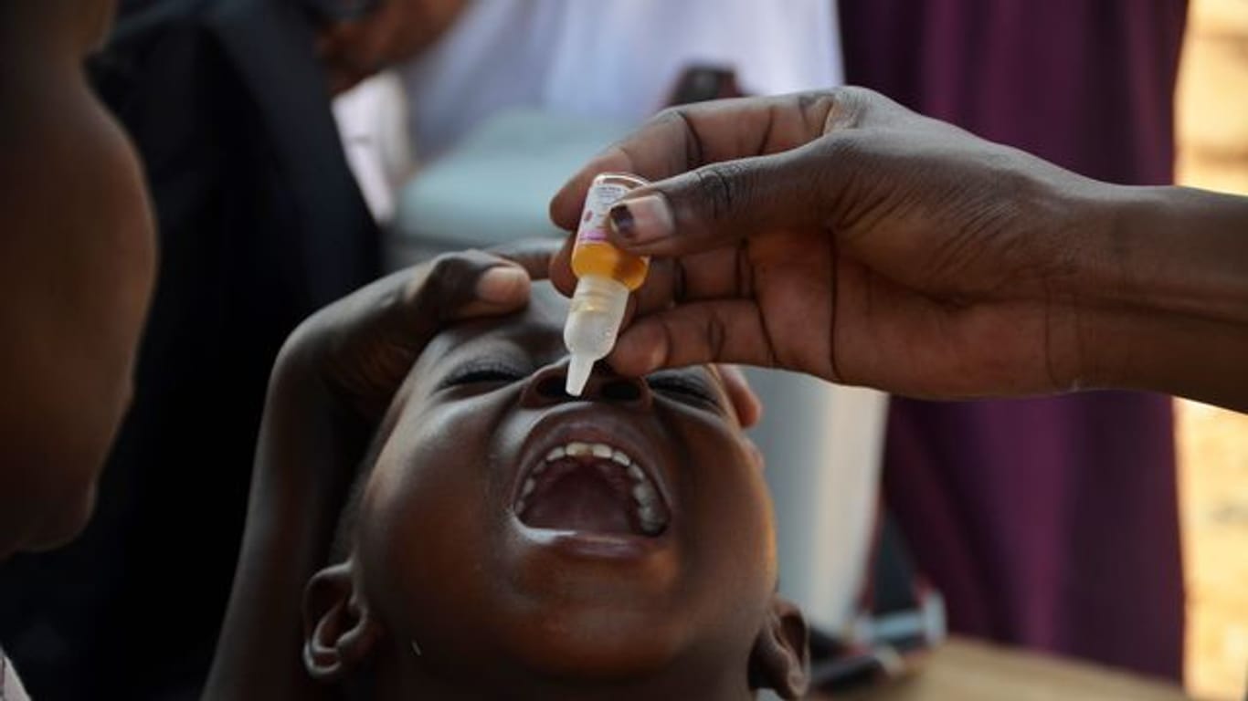 Ein Kind erhält einen Impfstoff gegen Polio.