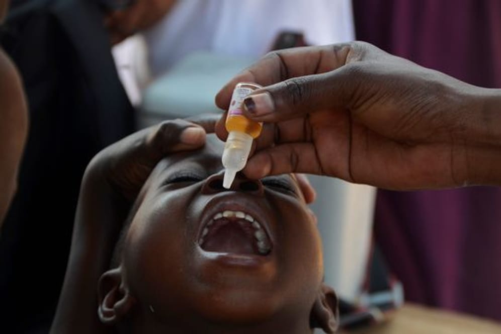 Ein Kind erhält einen Impfstoff gegen Polio.