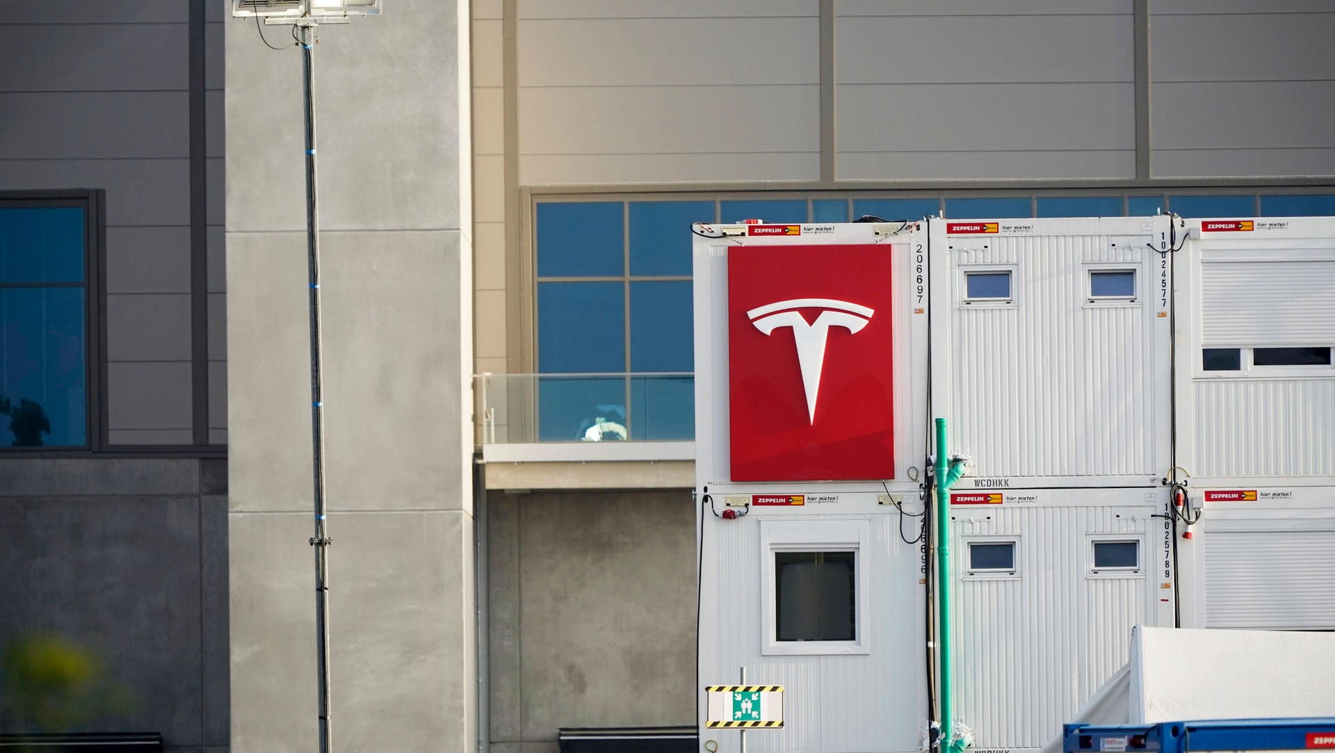Container auf der Baustelle in Grünheide (Archivbild): Tesla baut in der Nähe von Berlin das erste europäische Werk. Container auf der Baustelle in Grünheide (Archivbild): Tesla baut in der Nähe von Berlin das erste europäische Werk.