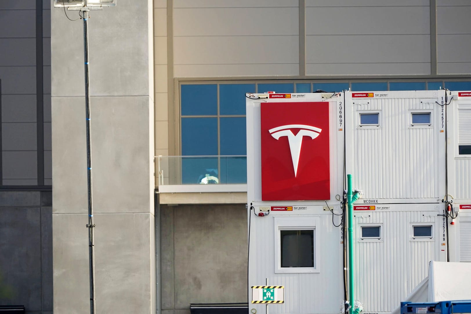 Container auf der Baustelle in Grünheide (Archivbild): Tesla baut in der Nähe von Berlin das erste europäische Werk.