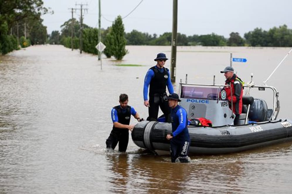 Polizisten In Australien patrouillieren im Hochwasser.