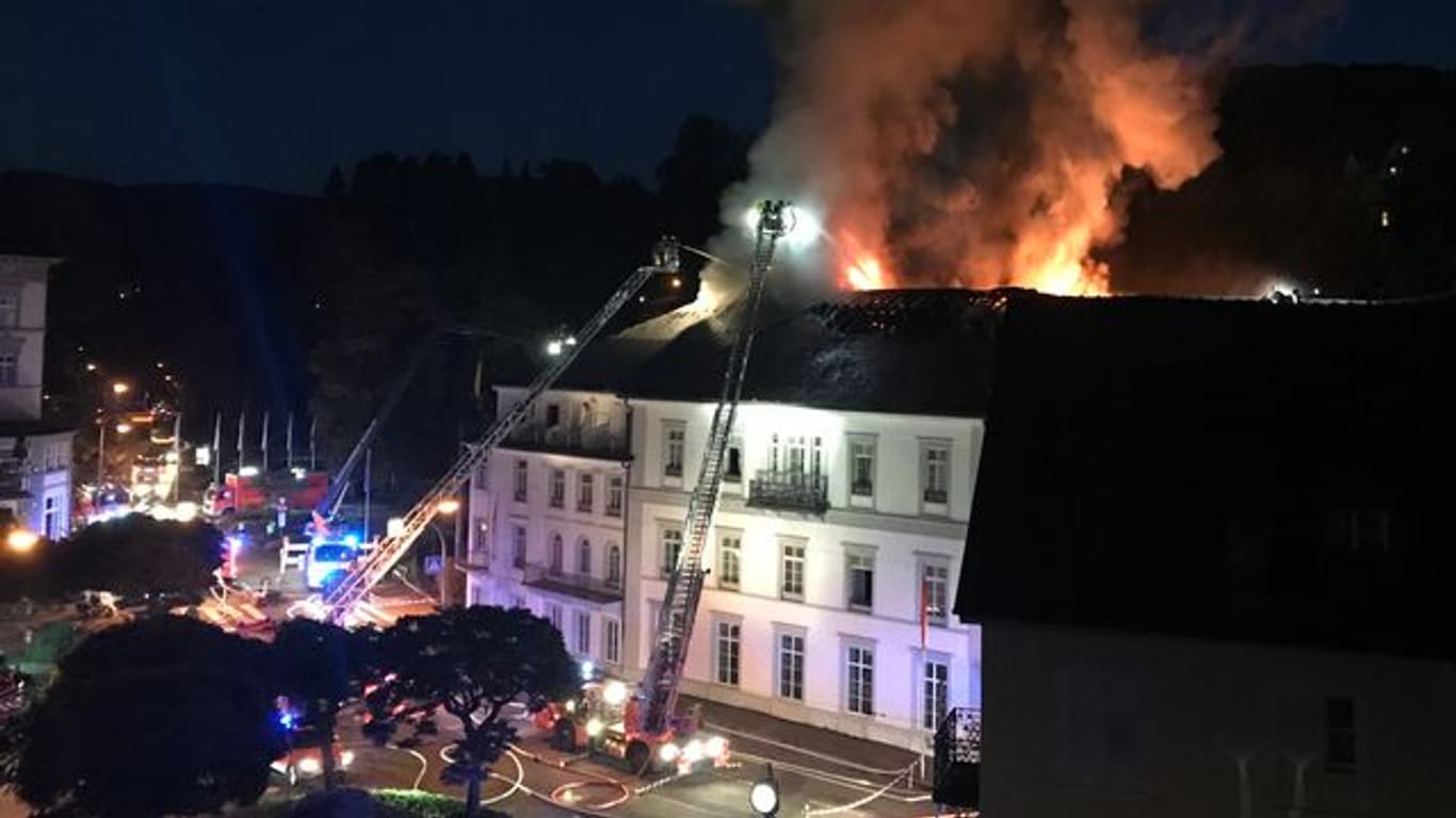 Die Feuerwehr löscht von Drehleitern aus das Hotel "Badischer Hof" (Archivbild): Ein Ex-Mitarbeiter soll das Luxushotel angezündet haben.