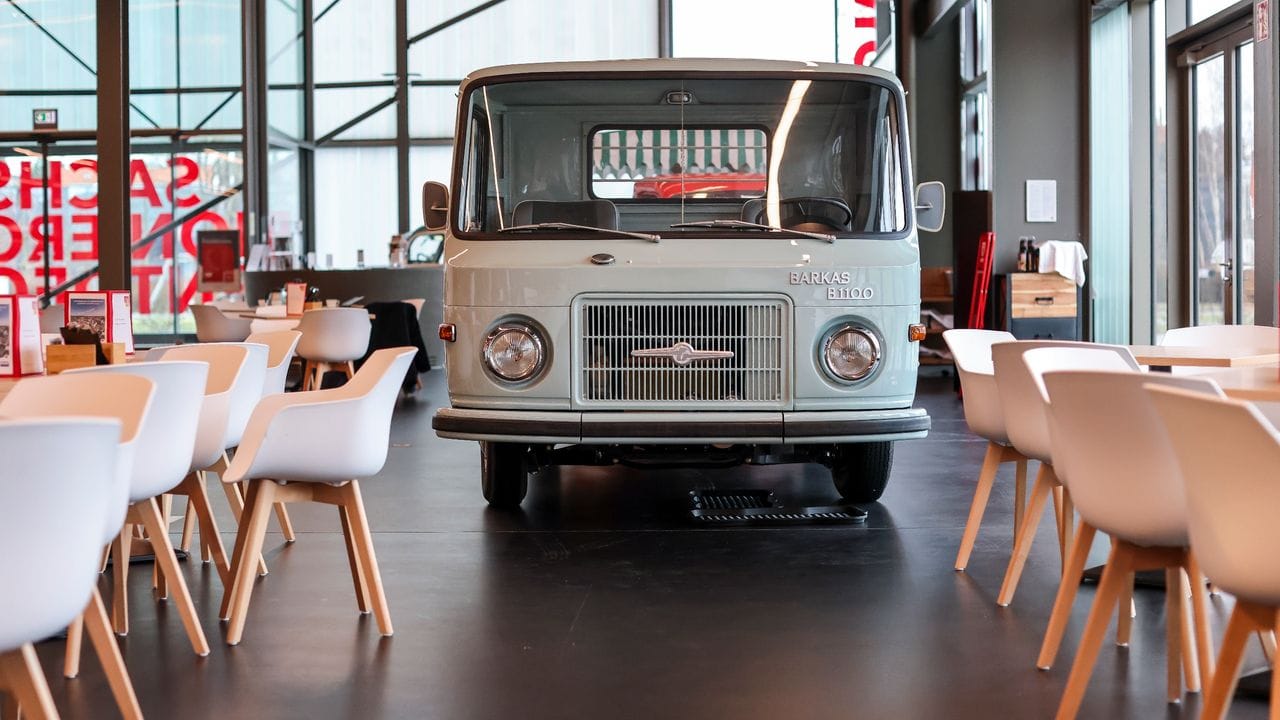 Einer der nie in Serie gegangenen Prototypen eines möglichen Nachfolgers des Barkas 1000, der B1100 steht ebenfalls im Museum "Zeitwerkstadt". Einer der nie in Serie gegangenen Prototypen eines möglichen Nachfolgers des Barkas 1000, der B1100 steht ebenfalls im Museum "Zeitwerkstadt".