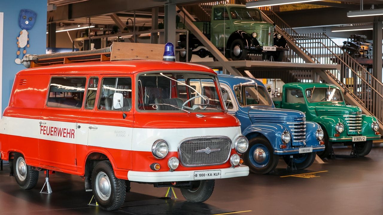 Ein Barkas 1000 als Feuerwehrfahrzeug steht neben seinen Vorgängern, dem auch als Framo bekannten Barkas V901/2 im Museum "Zeitwerkstadt". Ein Barkas 1000 als Feuerwehrfahrzeug steht neben seinen Vorgängern, dem auch als Framo bekannten Barkas V901/2 im Museum "Zeitwerkstadt".