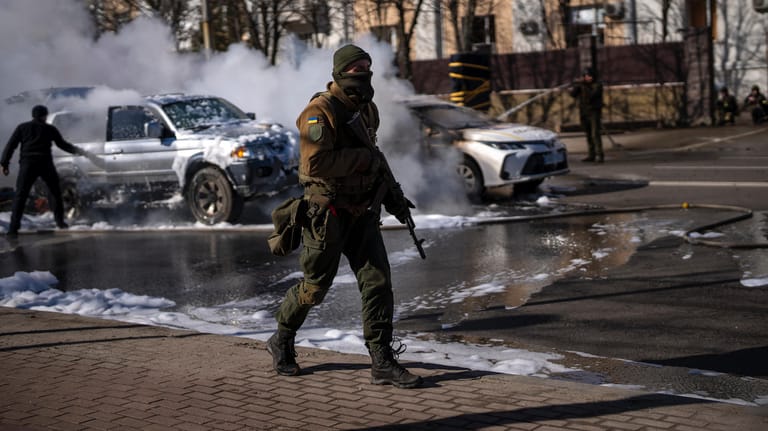 Kiew: Ein ukrainischer Soldat bezieht Stellung vor einer Militäreinrichtung.