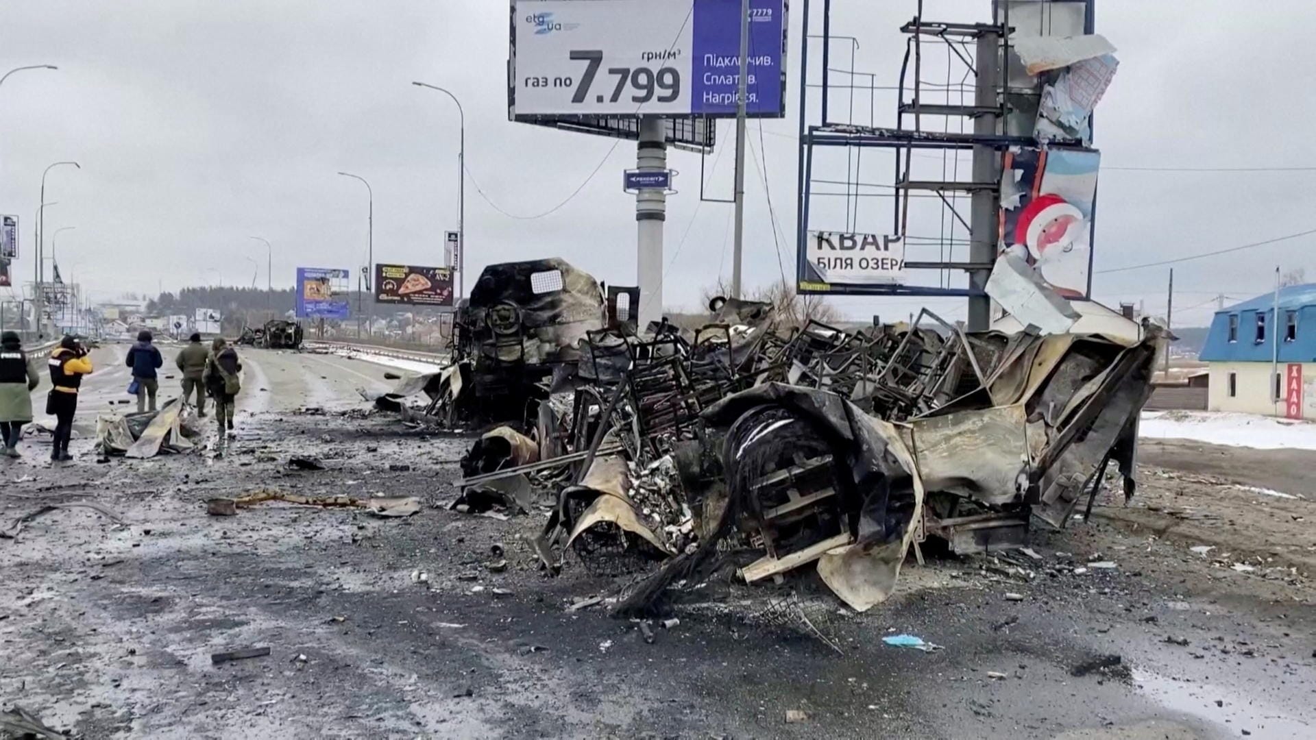 Bucha, Ukraine: Ein völlig zerstörtes Auto auf einer Autobahn.