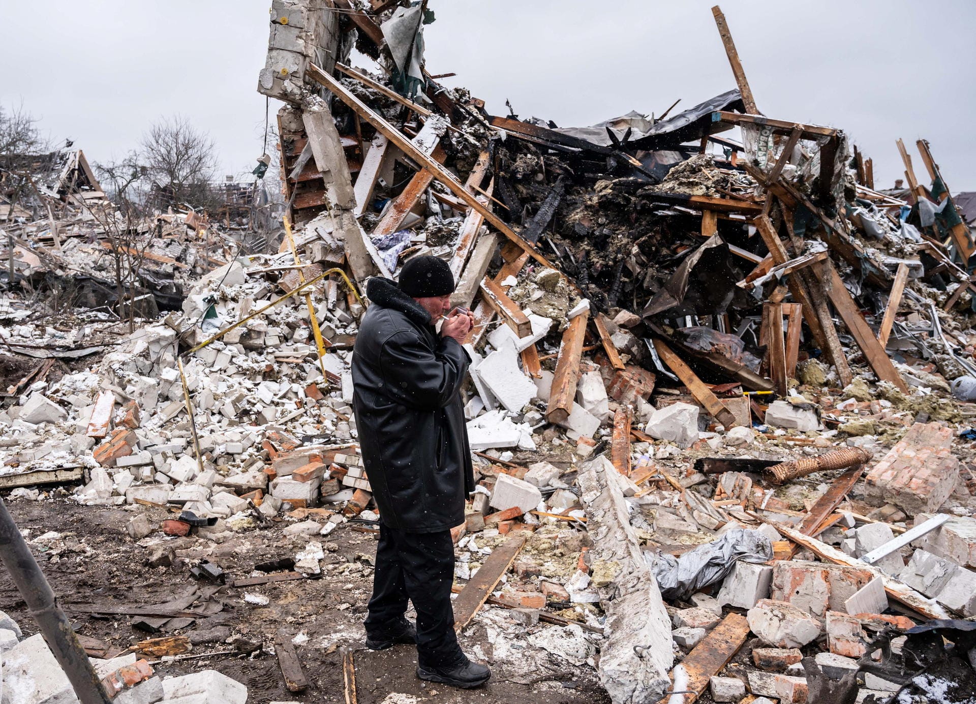 Zhytomyr, Ukraine: Ein Einwohner steht vor einem zerstörten Gebäude.