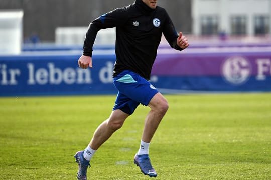 Schalkes Simon Terodde läuft während des Trainings.