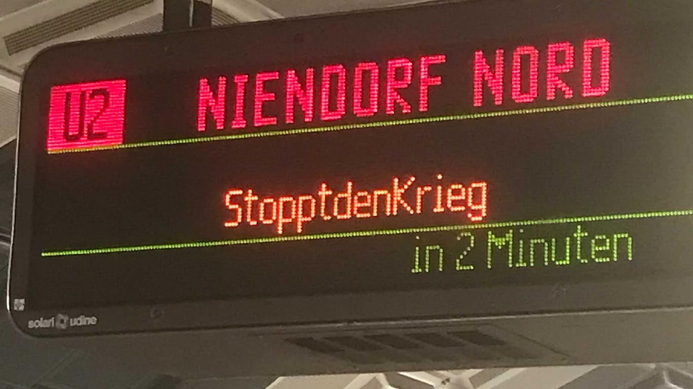Der HVV positioniert sich: Auf Bussen, Bahnen und Anzeigentafeln in Hamburg ist "StopptdenKrieg" zu lesen.