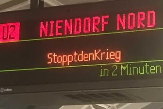 Der HVV positioniert sich: Auf Bussen, Bahnen und Anzeigentafeln in Hamburg ist "StopptdenKrieg" zu lesen.