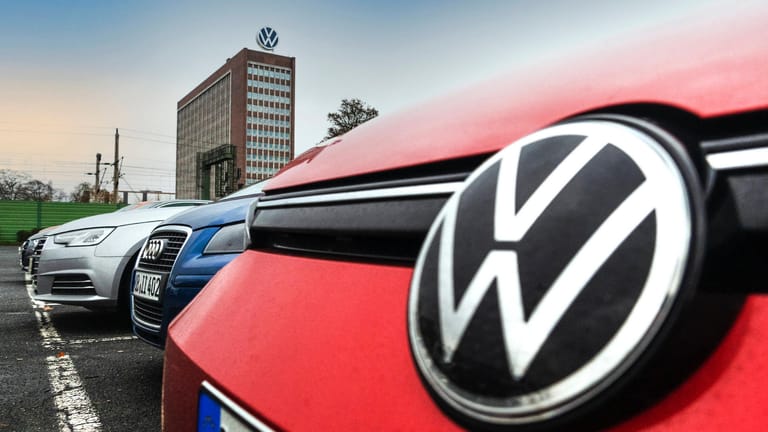 Autos vor dem VW-Verwaltungsgebäude in Wolfsburg (Symbolbild): Der Konzern hat sein Russland-Geschäft unterbrochen.