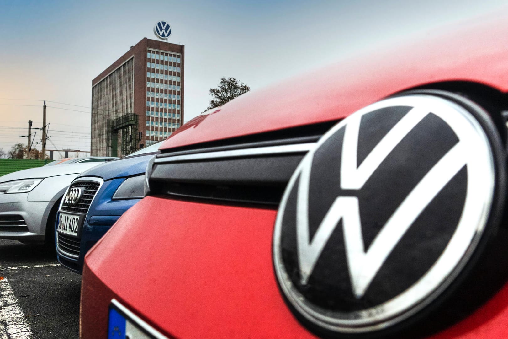 Autos vor dem VW-Verwaltungsgebäude in Wolfsburg (Symbolbild): Der Konzern hat sein Russland-Geschäft unterbrochen. Autos vor dem VW-Verwaltungsgebäude in Wolfsburg (Symbolbild): Der Konzern hat sein Russland-Geschäft unterbrochen.