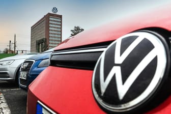 Autos vor dem VW-Verwaltungsgebäude in Wolfsburg (Symbolbild): Der Konzern hat sein Russland-Geschäft unterbrochen.