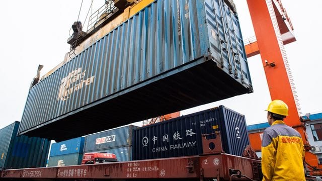 Ein Container wird am Nordbahnhof von Changsha verladen.