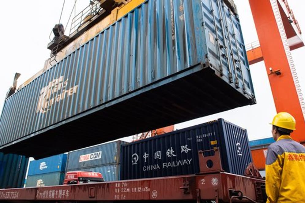 Ein Container wird am Nordbahnhof von Changsha verladen.