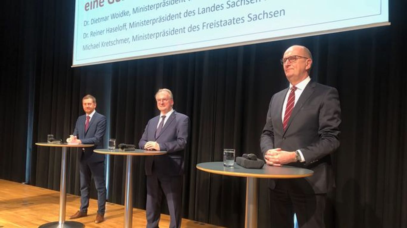 Dietmar Woidke (r-l), Rainer Haseloff und Michael Kretschmer