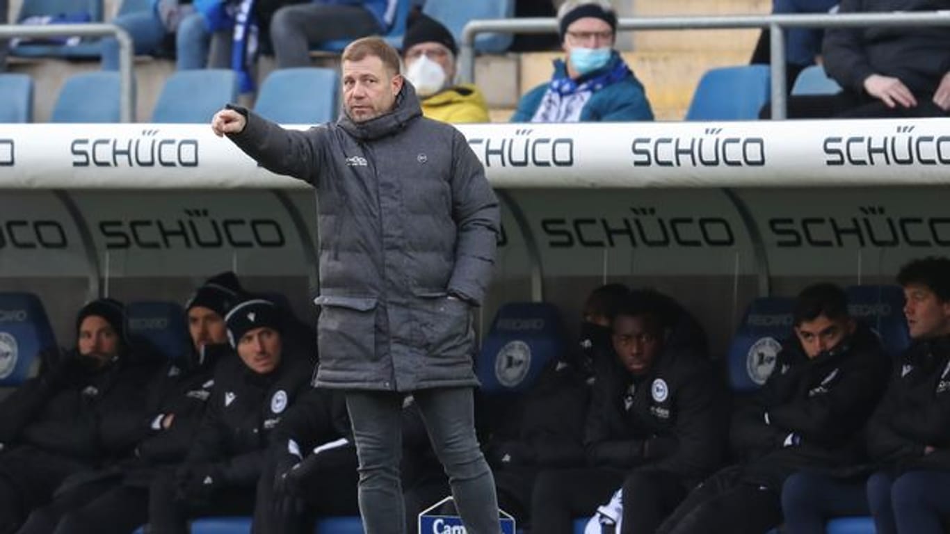 Bielefelds Trainer Frank Kramer steht an der Seitenlinie und erteilt seinen Spielern Anweisungen.
