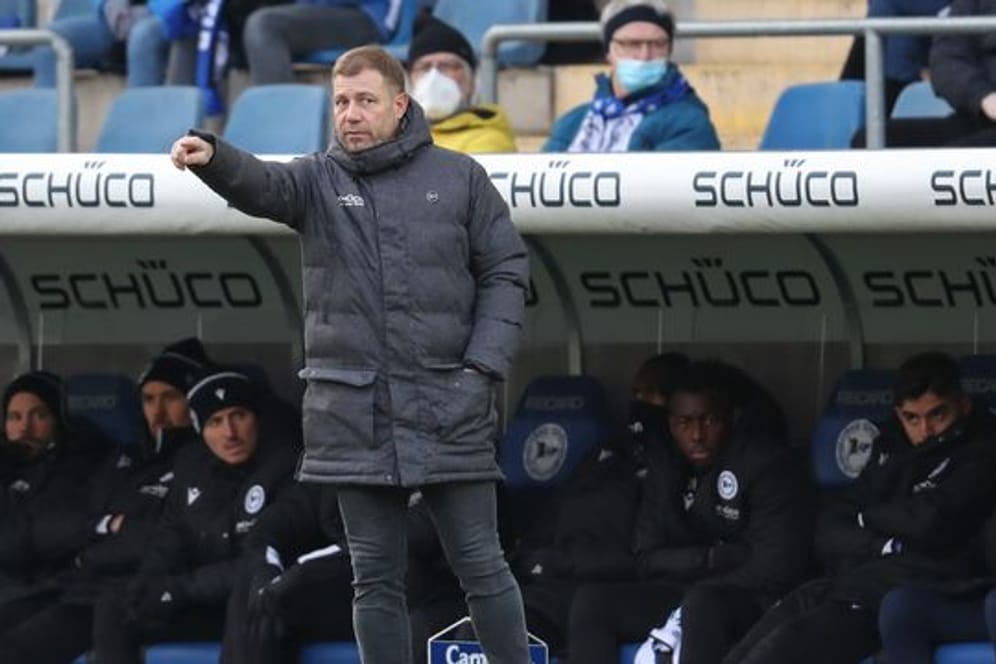 Bielefelds Trainer Frank Kramer steht an der Seitenlinie und erteilt seinen Spielern Anweisungen.