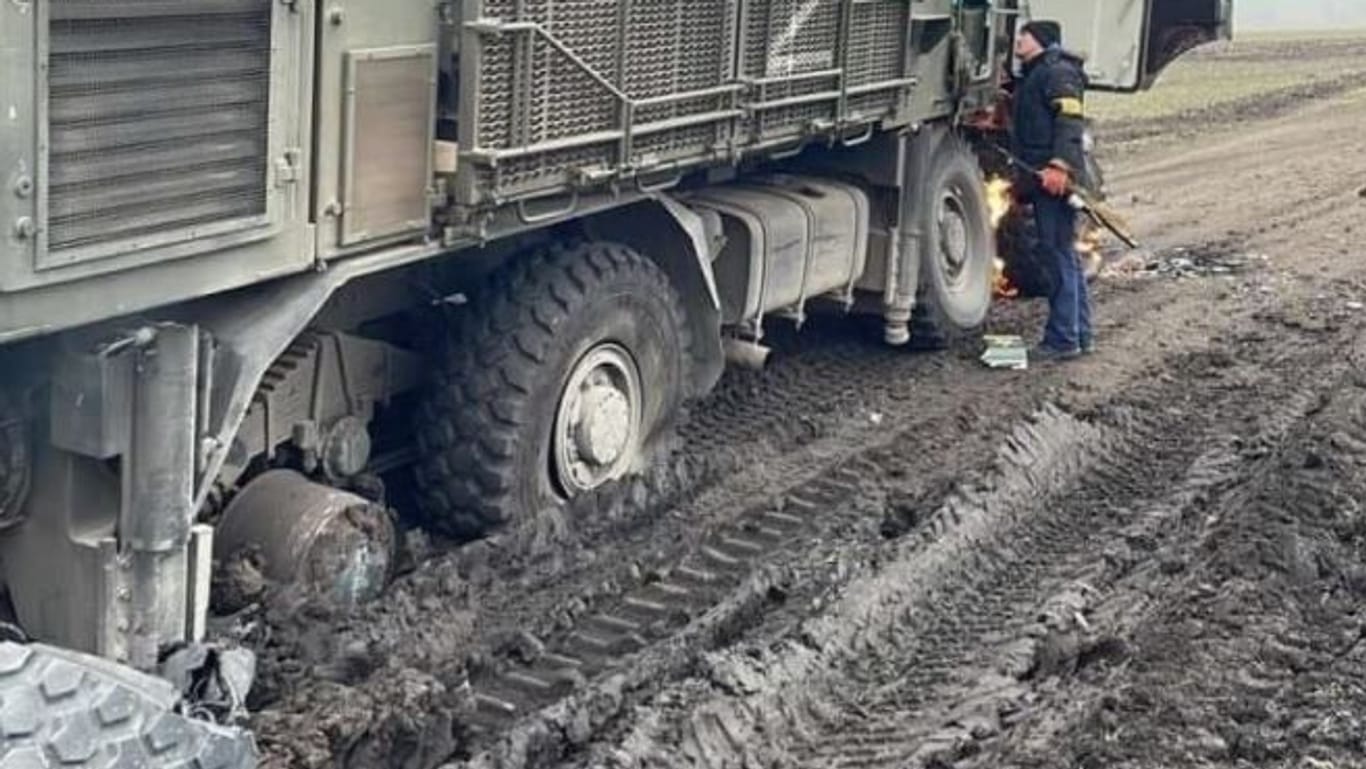 Ein russisches Luftabwehrsystem vom Typ Pantsir-S1 mit kaputten Reifen: "Dieses Fahrzeug wurde ein Jahr lang nicht bewegt".