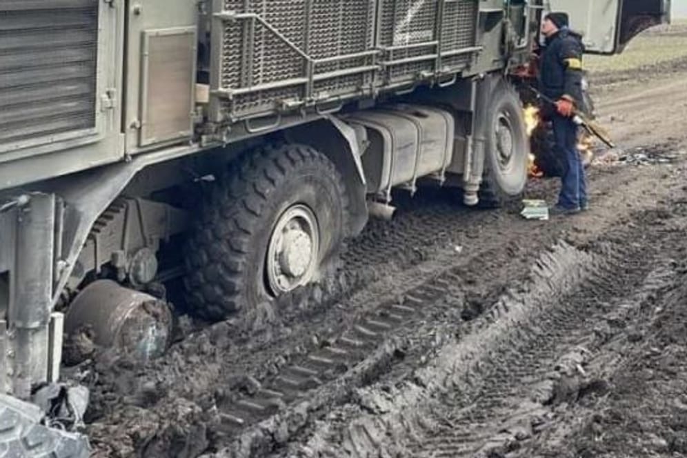 Ein russisches Luftabwehrsystem vom Typ Pantsir-S1 mit kaputten Reifen: "Dieses Fahrzeug wurde ein Jahr lang nicht bewegt".