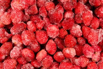 Gefrorene Erdbeeren: Die Früchte lassen sich problemlos einfrieren.