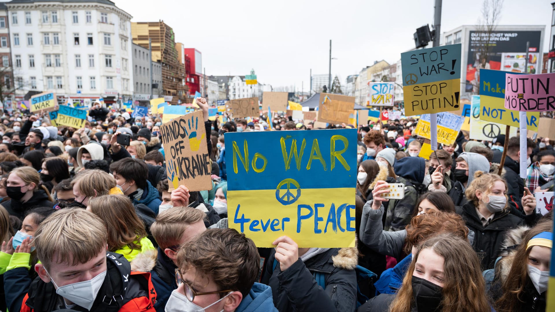Demonstranten halten bei der Kundgebung in Hamburg Schilder in die Luft: Die Organisation Fridays for Future geht weltweit auf die Straße, um ihre Solidarität mit der Ukraine zu bekunden.