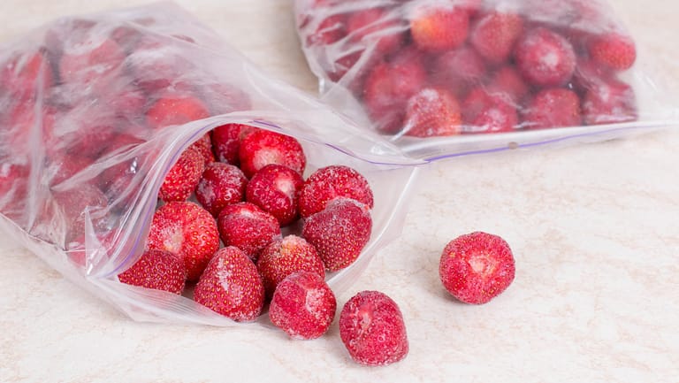 Erdbeeren: Um dem Gefriergerät später einzelne Portionen entnehmen zu können, können Sie mehrere Gefrierbeutel mit den Beeren befüllen.