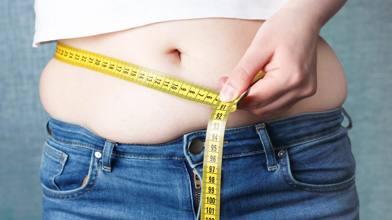 Zu dick? Vor allem am Bauch kann zu viel Fettgewebe schnell ungesund werden.